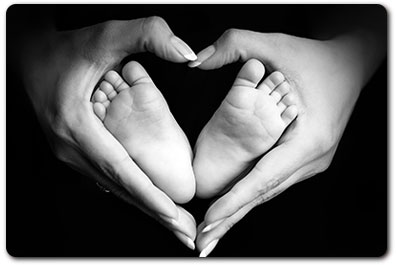 Surrogacy - babys-feet-in-mothers-hands